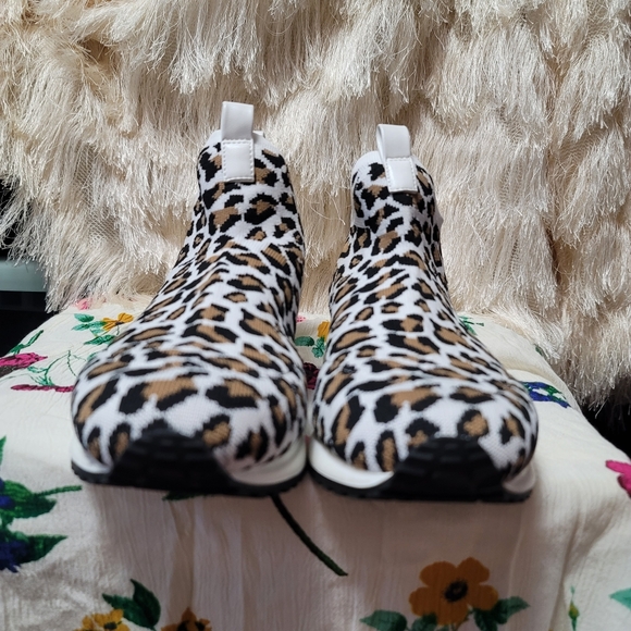 NWOT.  J/slides Urban Sport Sneakers.  Size 8M.  (190) - Picture 2 of 9